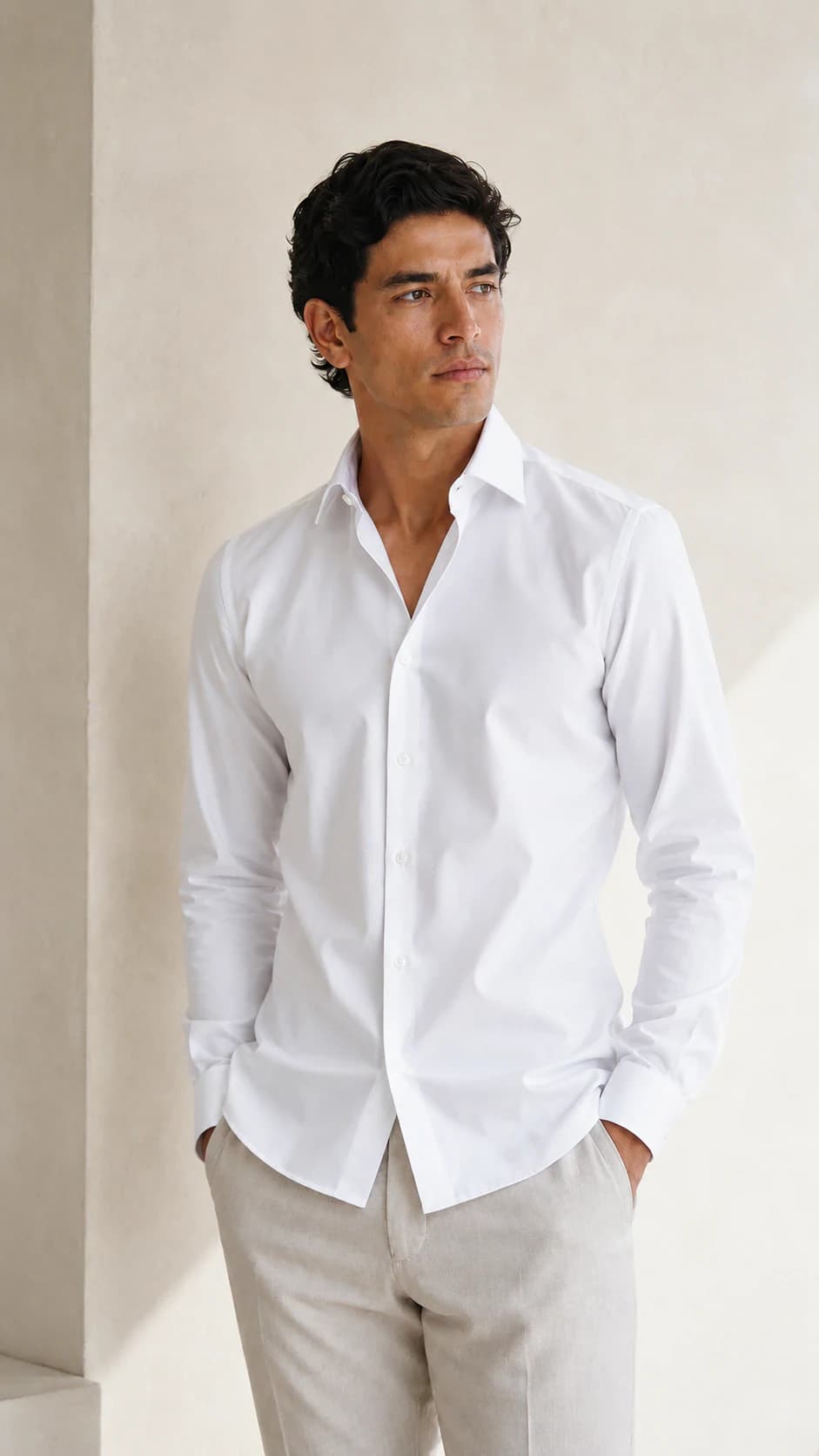 Hombre usando una camisa blanca GALGO