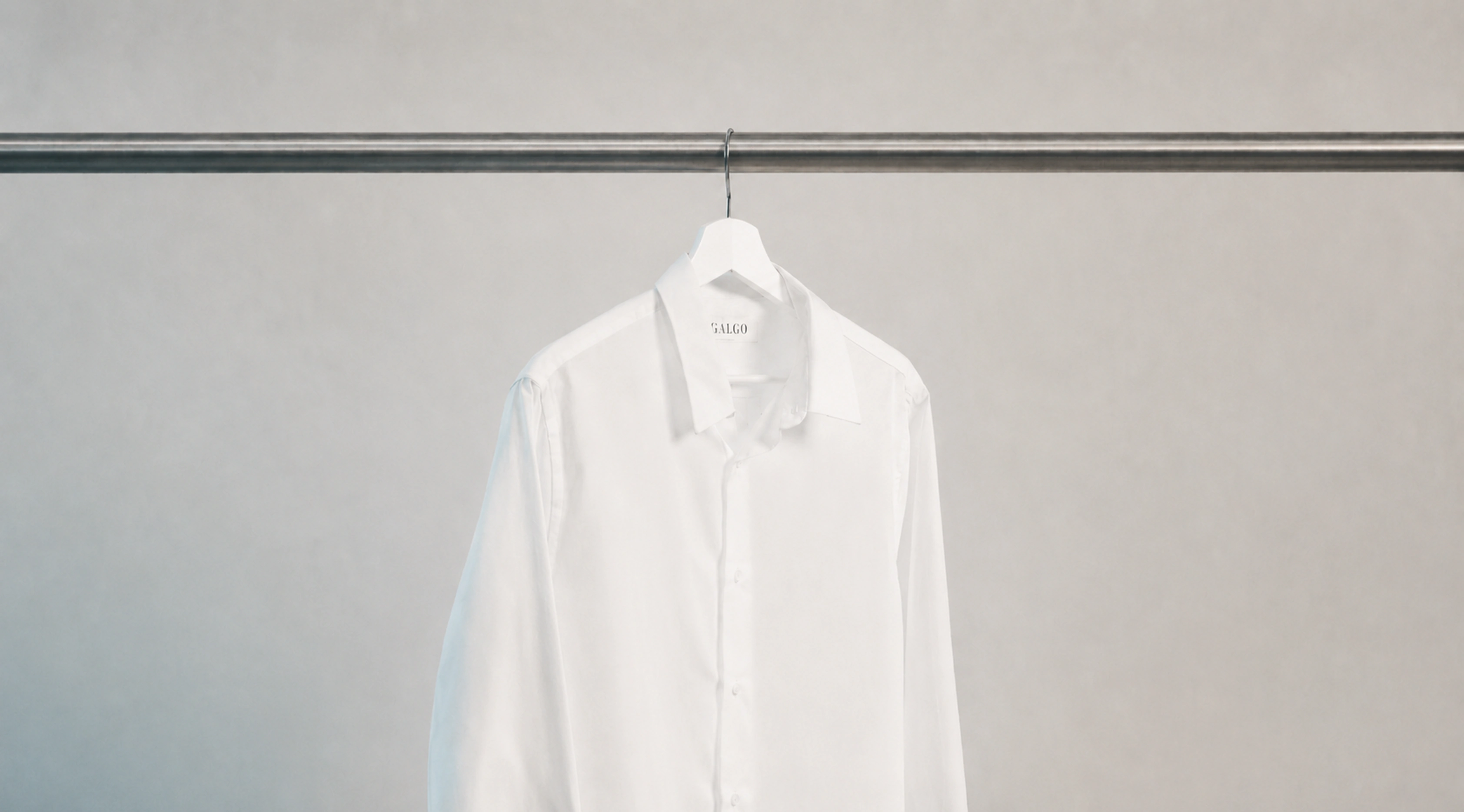 Camisa blanca GALGO en un perchero
