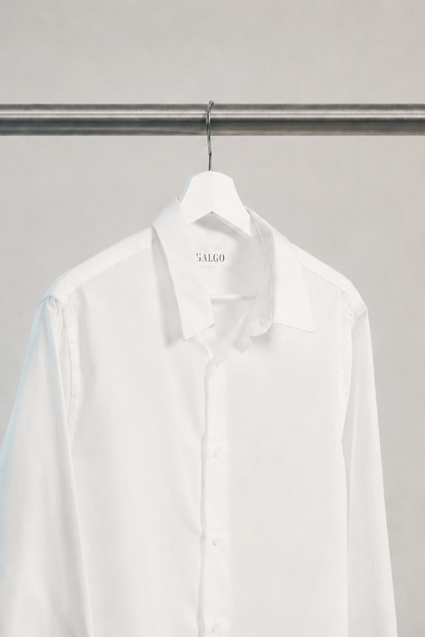 Camisa blanca GALGO en un perchero